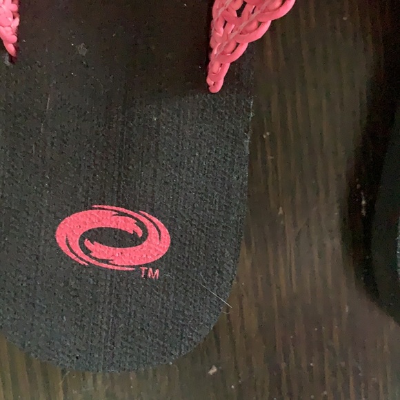 Outrageous super cute flip sandals - Picture 3 of 5